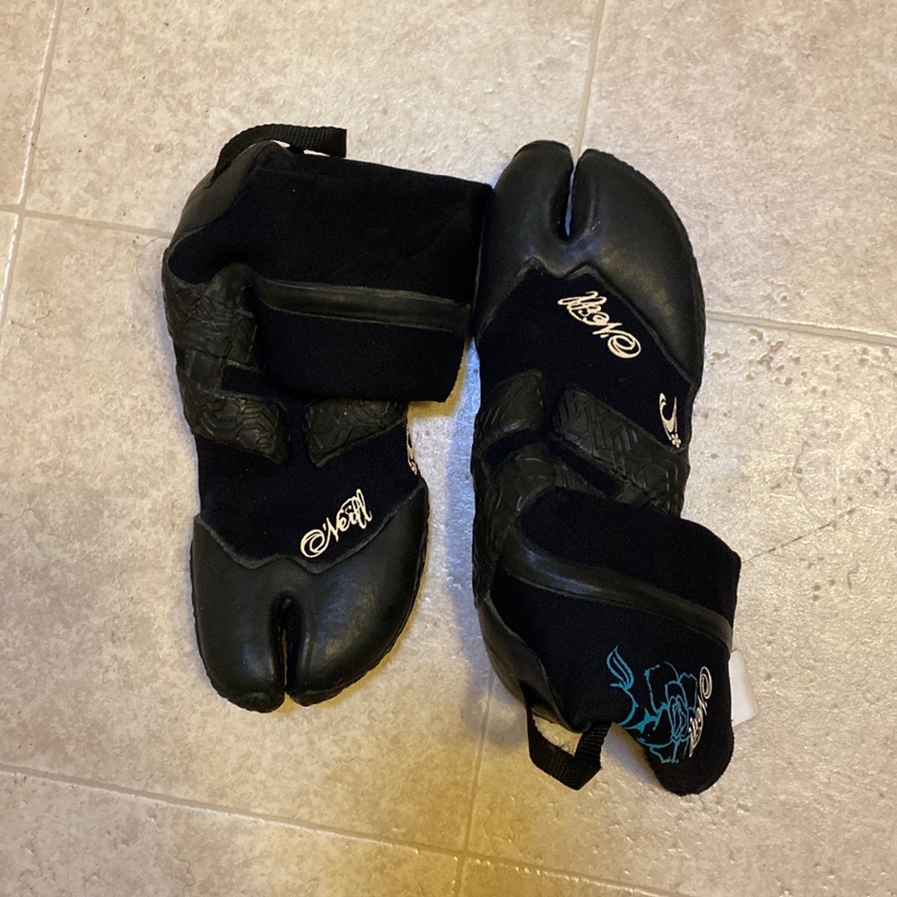 O’Neil split tow surf booties